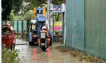 Điện lực Khánh Hòa khẩn trương khôi phục điện sau mưa lũ lịch sử