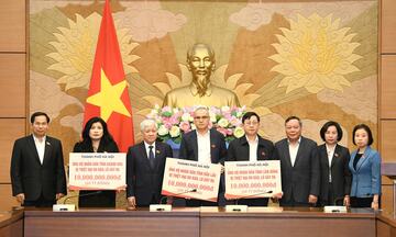 Hà Nội trao 30 tỷ đồng hỗ trợ 3 tỉnh chịu thiệt hại nặng nề do mưa lũ