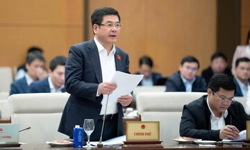 Bộ trưởng Nguyễn Hồng Diên trình bày tờ trình về chính sách tháo gỡ khó khăn phát triển năng lượng