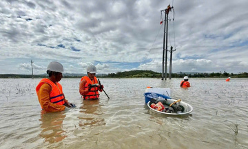 Gia Lai: Cán bộ điện ngâm mình trong nước, chạy đua khắc phục sự cố 