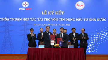 Thứ trưởng Nguyễn Hoàng Long dự lễ ký kết hợp tác giữa EVNNPT và ngân hàng VDB 