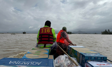 Tình người giữa thiên tai: Vượt nghìn cây số hỗ trợ bà con vùng lũ