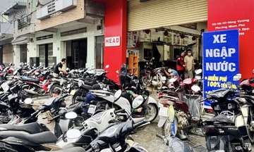 Gia Lai: Xe máy ngập nước xếp hàng, đánh số chờ đến lượt được sửa