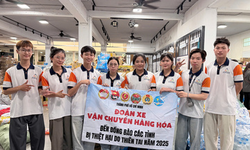 TP. Hồ Chí Minh: Đêm không ngủ gói ghém yêu thương gửi về 'rốn lũ'