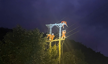 Ngày đêm thần tốc khôi phục ánh sáng cho bản làng Tây Khánh Sơn sau mưa lũ