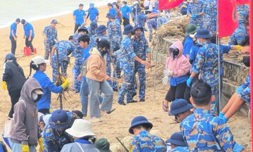 Tuổi trẻ hải quân làm sạch môi trường biển Nha Trang