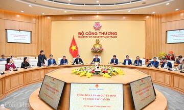 Chùm ảnh: Bộ trưởng Nguyễn Hồng Diên trao quyết định về công tác cán bộ