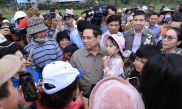 Thủ tướng Phạm Minh Chính thăm người dân vùng lũ ở Đắk Lắk