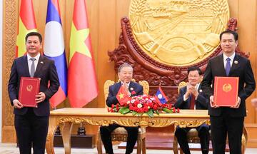 Chùm ảnh: Tổng Bí thư Tô Lâm và Tổng Bí thư, Chủ tịch nước Lào chứng kiến lễ trao các văn kiện hợp tác