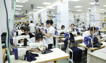 Hàng trăm sinh viên IUH may đồng phục tặng học sinh vùng bão lũ