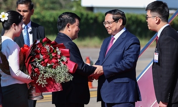 Thủ tướng tới Thủ đô Vientiane, bắt đầu chuyến công tác tại Lào