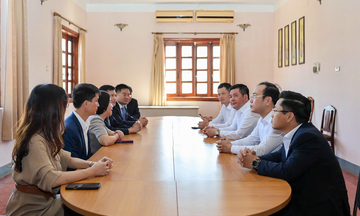 Bộ trưởng Nguyễn Hồng Diên làm việc với Thương vụ Việt Nam tại Lào