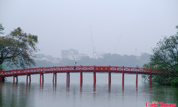 Chùm ảnh: Ô nhiễm không khí bao trùm, người dân 'vật lộn' với bụi mịn