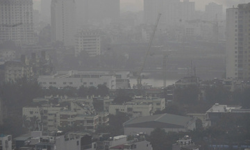 Chùm ảnh: Nhiều tuyến phố Hà Nội chìm trong ô nhiễm không khí