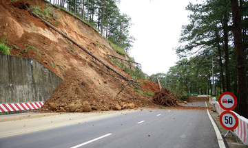 Cấm người và phương tiện lưu thông trên đèo Prenn Đà Lạt do sạt lở