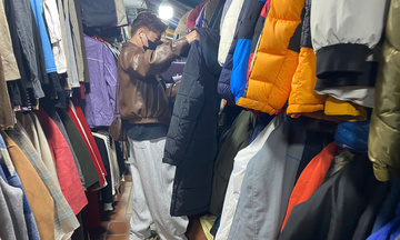 Chợ 'hàng thùng' lớn nhất Thủ đô tấp nập khách dịp cuối năm