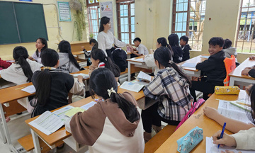 IUH hỗ trợ trang thiết bị học tập cho học sinh vùng bão lũ Đắk Lắk