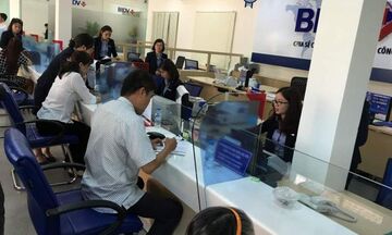 Vì sao lãi suất tiết kiệm online luôn 'nhỉnh' hơn tại quầy?