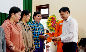 Tháng tri ân khách hàng: EVNSPC hướng đến đồng bào ảnh hưởng bão lũ