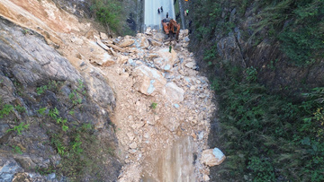 Tìm được 2 thi thể trong vụ sạt lở đất đá trên Quốc lộ 6 