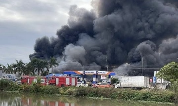 Hải Phòng: Cháy lớn tại công ty giày da khói đen bốc cao hàng trăm mét