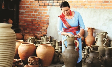 Nghệ nhân Đàng Thị Hoa: Giữ lửa nghề gốm giữa miền cát nắng