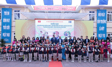 Thụy Điển trao tặng 400 mũ bảo hiểm cho học sinh Hà Nội