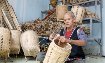 Nghệ nhân Mấu Hồng Thái: Giữ nghề, dựng thương hiệu từ niềm tin đồng bào