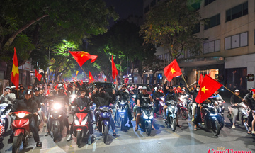 Người dân đổ ra đường ăn mừng bóng đá nam Việt Nam vô địch SEA Games