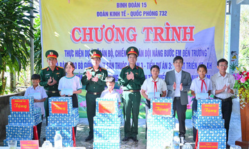 Quảng Ngãi: Trao bò giống cho hộ nghèo, đỡ đầu học sinh vượt khó