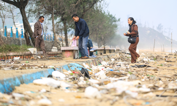 Rác thải bủa vây ‘cung đàn biển’ miền Trung