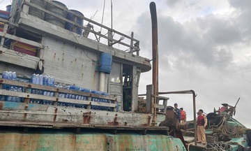 Bắt giữ hai tàu cá chở gần 50.000 lít dầu DO không rõ nguồn gốc