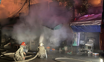 Hà Nội: Kịp thời khống chế, dập tắt đám cháy tại chợ Xanh Định Công