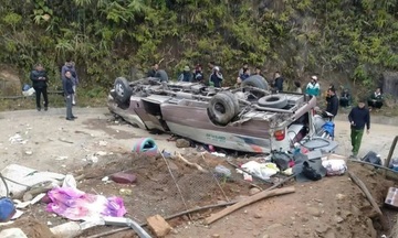 Lào Cai: Xe khách chở đoàn từ thiện bị lật, ít nhất 8 người tử vong