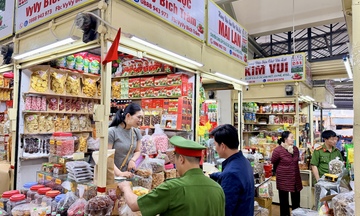 Kiểm tra đột xuất các quầy đặc sản ở chợ Đà Lạt