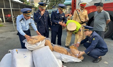 Hà Tĩnh: Phát hiện 300kg ruốc bông có mùi lạ trên đường đi tiêu thụ