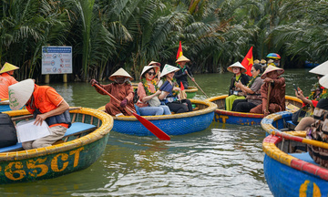 Đà Nẵng: Du khách hào hứng trải nghiệm rừng dừa bằng thúng chai