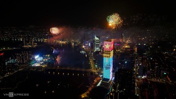 TP. Hồ Chí Minh rực rỡ đêm giao thừa, rộn ràng ngày đầu năm mới