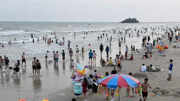 Vũng Tàu 'cháy phòng', biển đông đúc du khách ngày đầu năm