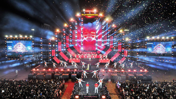 'Biển người' đổ về Gia Lai đón thời khắc sang năm mới