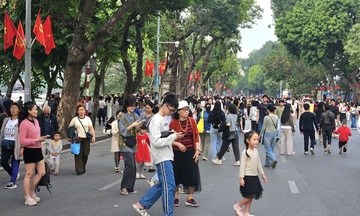 Du khách nườm nượp đổ về hồ Hoàn Kiếm trong ngày đầu năm mới