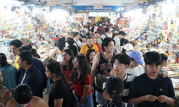 Du khách chen chân thưởng thức đặc sản Đà Nẵng tại chợ truyền thống