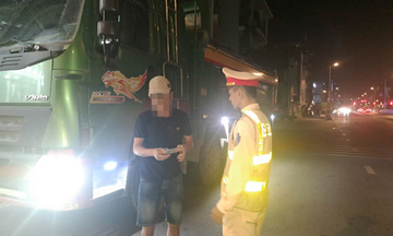 Cảnh sát xử lý hàng loạt xe vận tải hàng hóa vi phạm ngày đầu năm mới