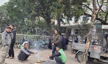 Những người ở lại Hà Nội mưu sinh trong kỳ nghỉ tết Dương lịch