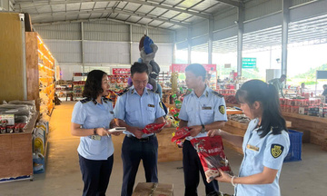 Quản lý thị trường Lào Cai xử lý gần 900 vụ vi phạm năm 2025