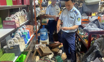 Quản lý thị trường Đà Nẵng 'đột kích' phát hiện hàng trăm túi giả nhãn hiệu