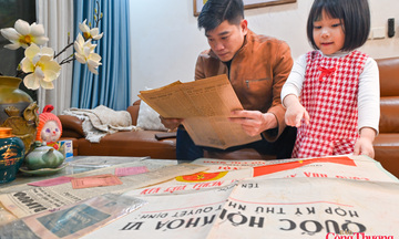 Chàng trai 8X ở Hà Nội giữ ký ức bầu cử  từ những tấm thẻ cử tri