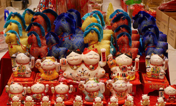 Chùm ảnh: Phố Hàng Mã nhộn nhịp dịp cận Tết