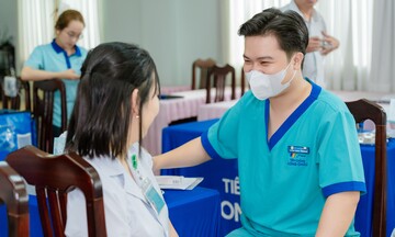 Long Châu tiêm phòng cho cán bộ Bệnh viện Y học cổ truyền Đồng Tháp