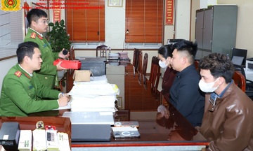 Tạm giữ 3 đối tượng 'làm giả con dấu, tài liệu của cơ quan, tổ chức'